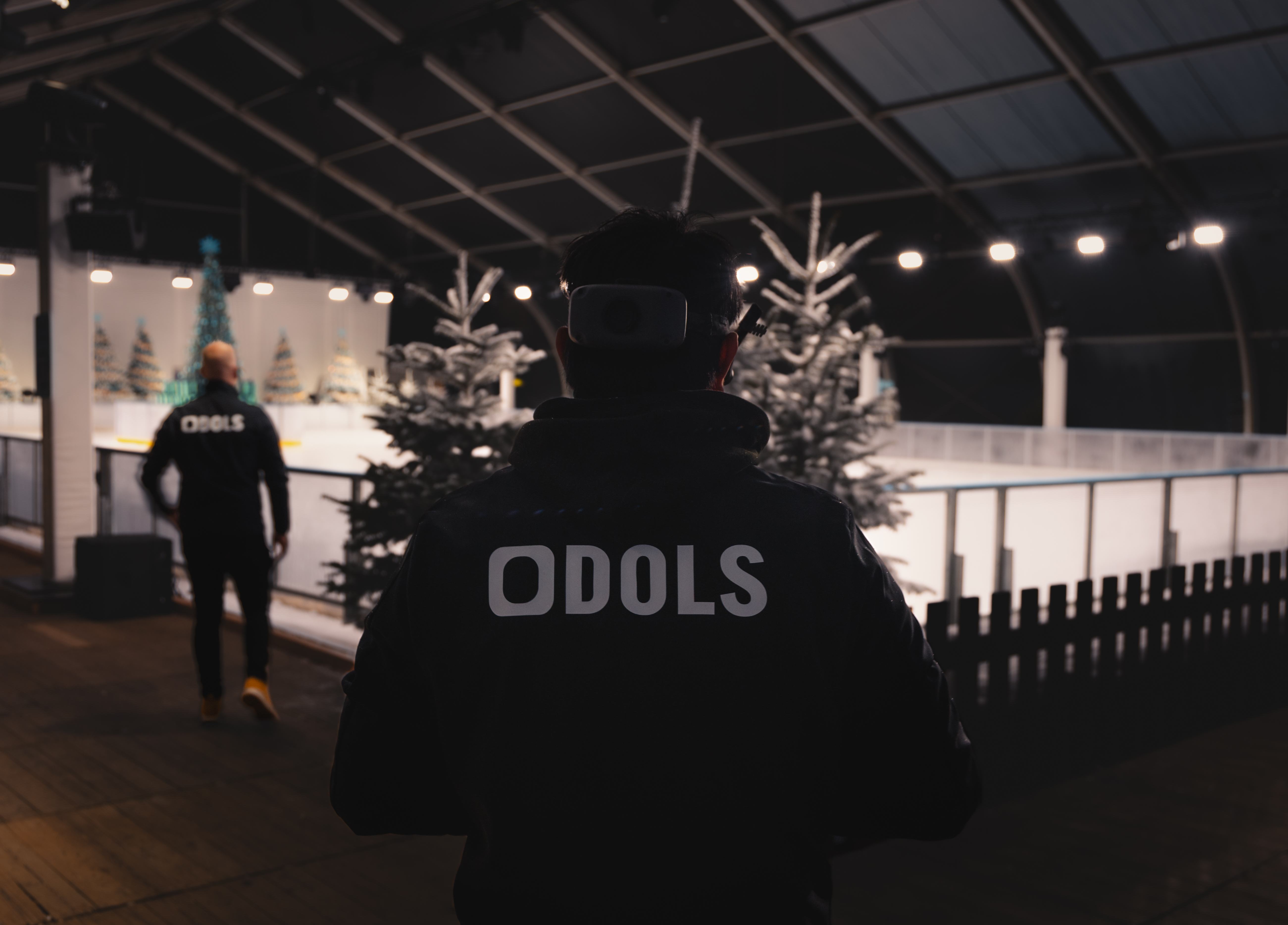 Le dos d'un employé de l'équipe de Odols qui pilote un drone